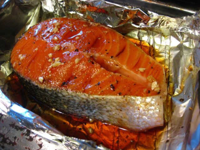 Красная рыба, приготовленная в духовке, в фольге